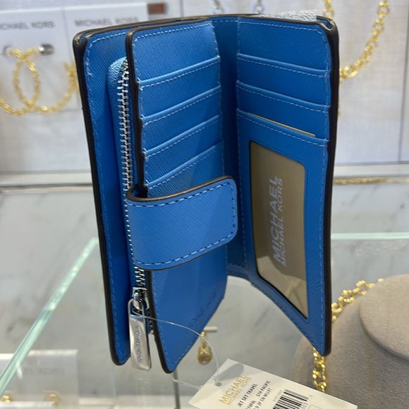 Michael Kors Medium Saffiano Leather Wallet
South Pacific
NWT - Picture 9 of 16